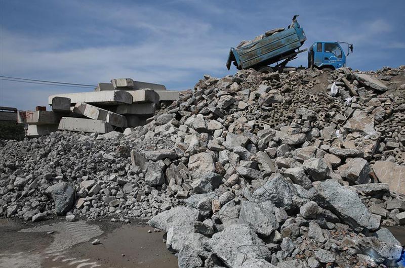 堆積如山的廢棄磚渣、磚塊