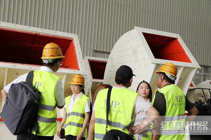 紅星銷(xiāo)售經(jīng)理接待來(lái)廠考察客戶(hù)